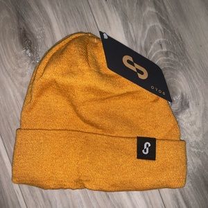 Oros Nova Beanie in color Curry